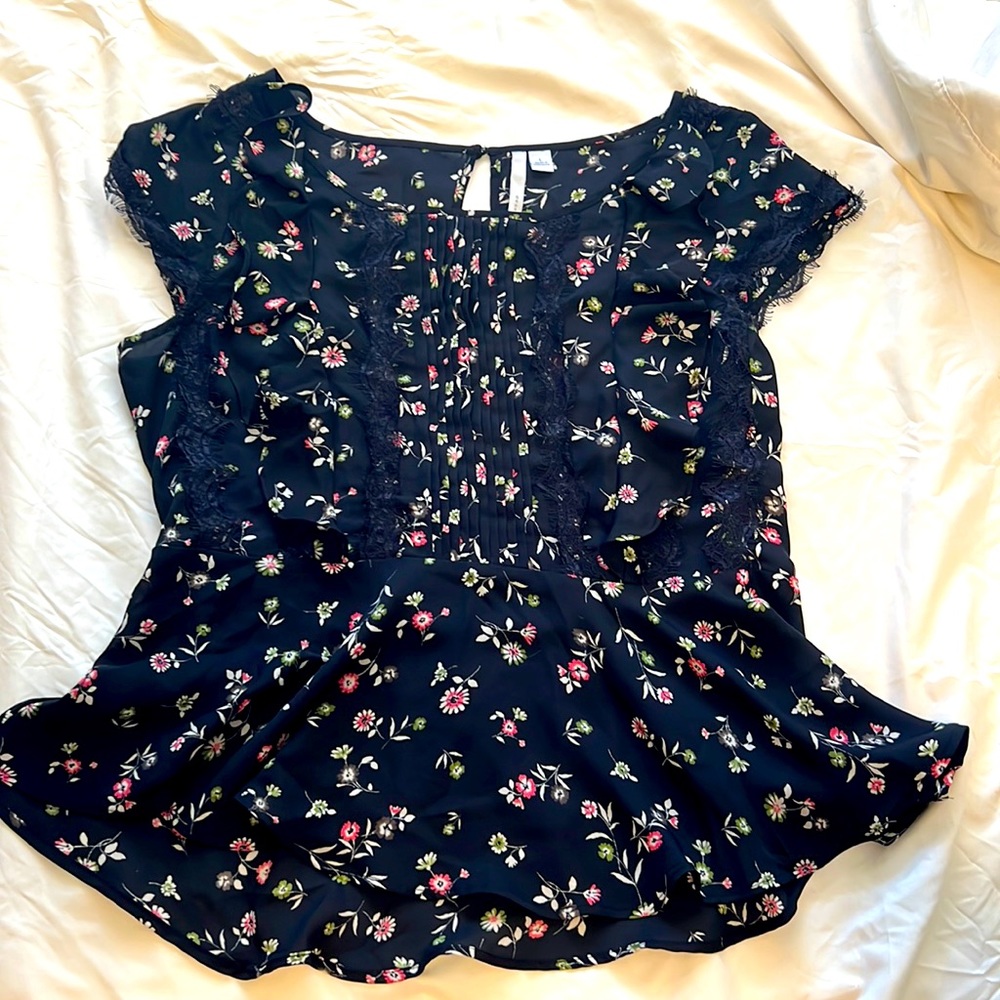 Lauren Conrad floral top - lace detail - size large